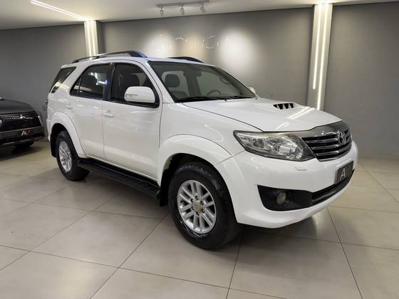 TOYOTA HILUX SW4 3.0 SRV 4X4 7 LUGARES 16V TURBO INTERCOOLER DIESEL 4P AUTOMÁTICO TOYOTA HILUX SW4 3.0 SRV 4X4 7 LUGARES 16V TURBO INTERCOOLER DIESEL 4P AUTOMÁTICO